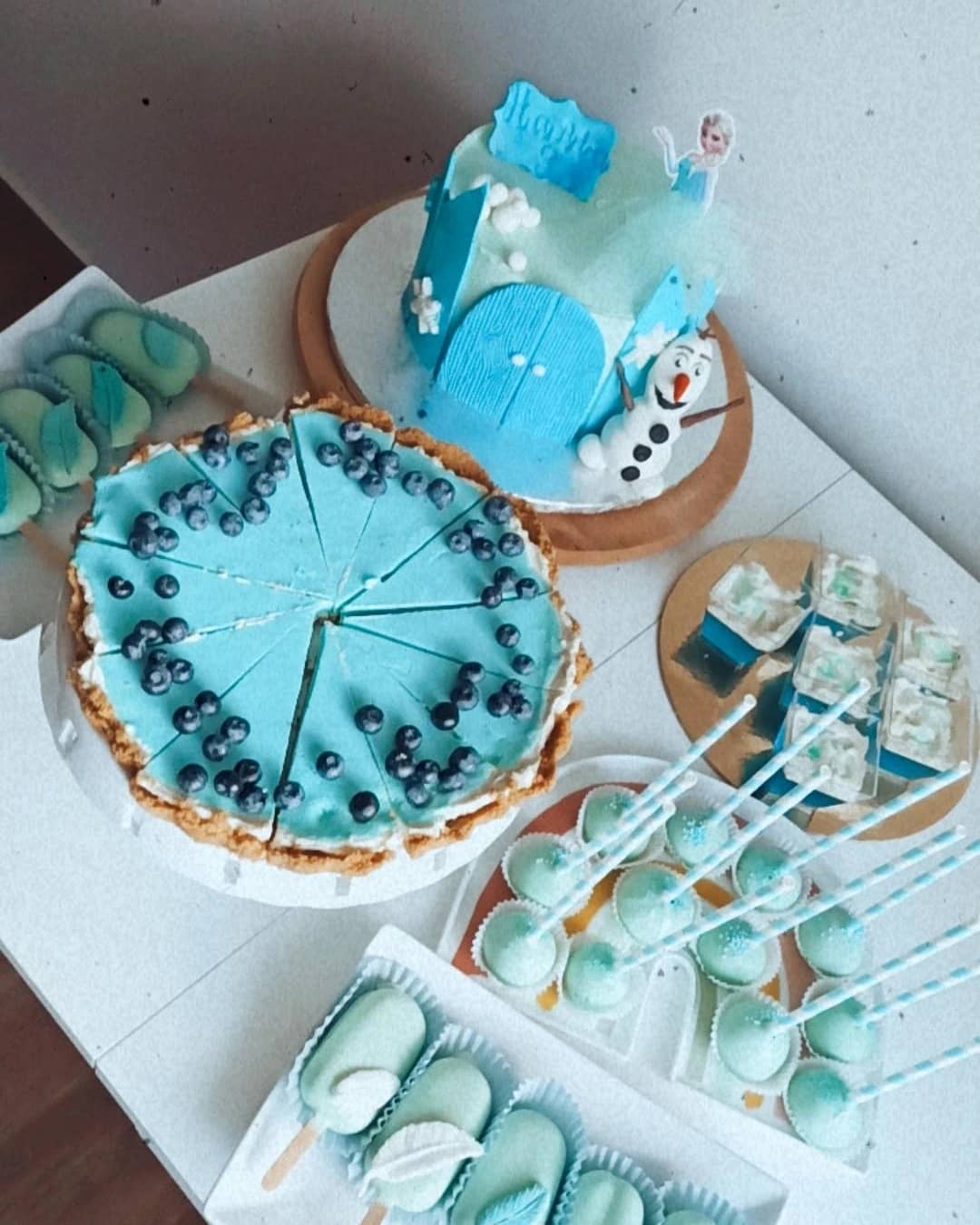 Cakesicles z Motywem Krainy Lodu